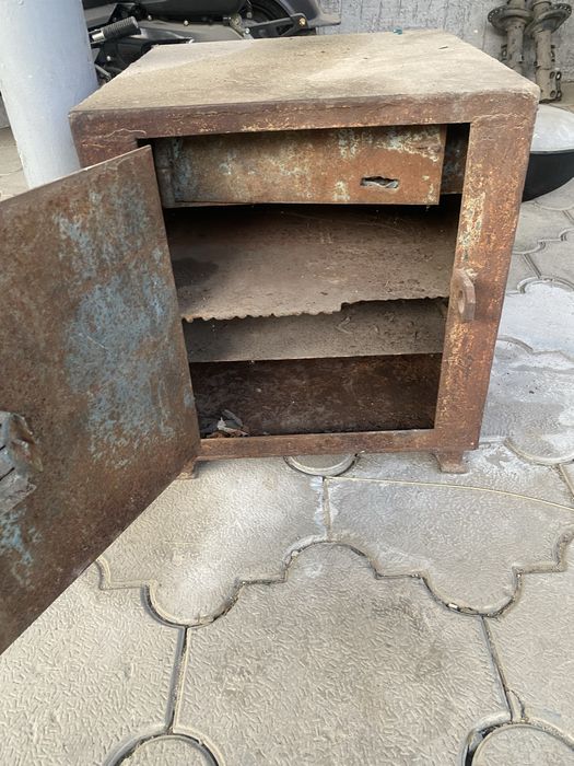 Продам сейф маленький