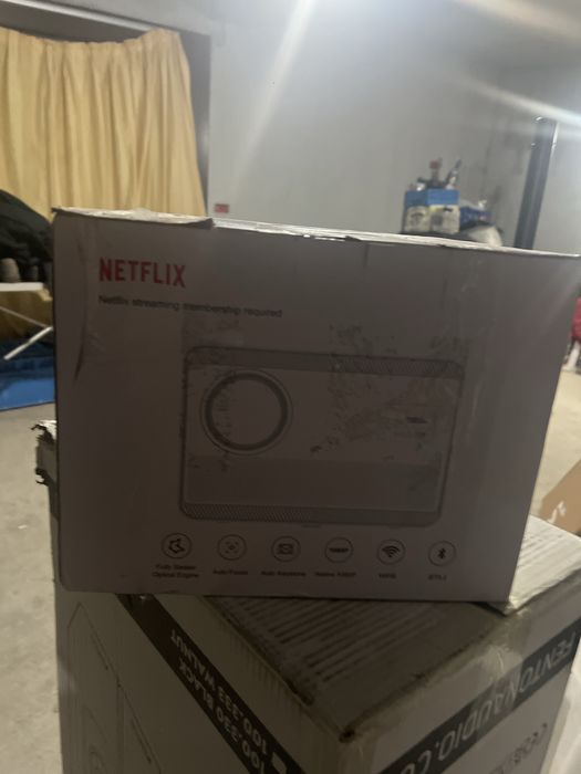 Proiector Smart Full HD