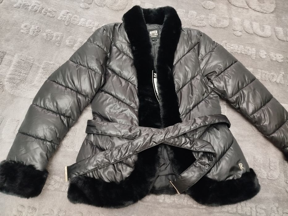 Куртка фирменная,тёплая ,очень красиво сидит