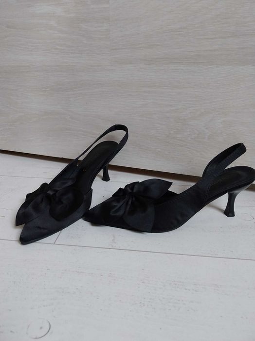 Елегантни черни обувки на висок ток нови