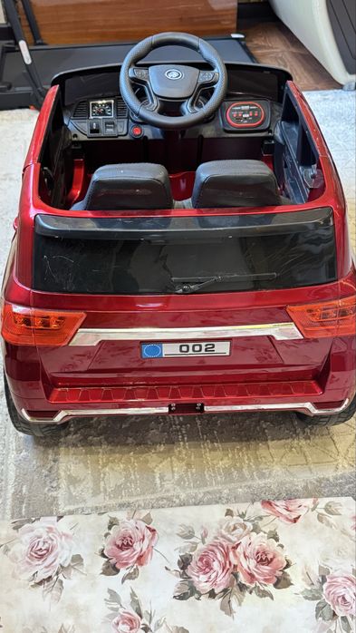 Машина на пульте и с педалью.