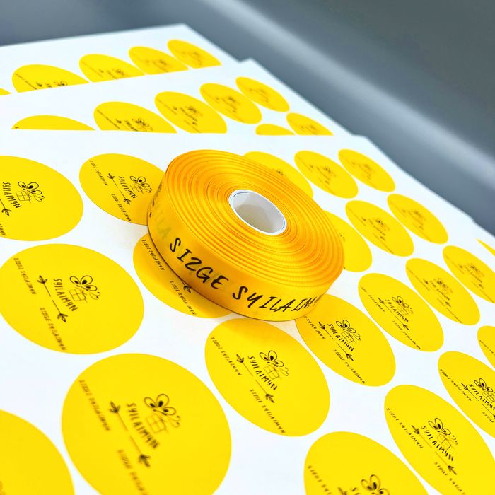 Печать на лентах стикеры бирки