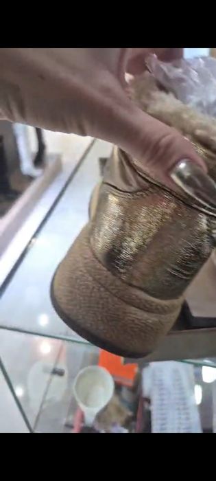 Продам ботинки новые.