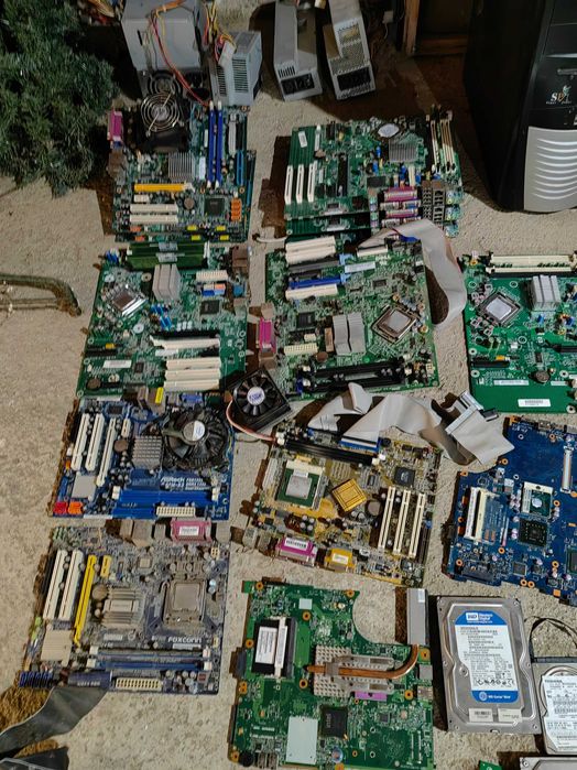 Стари компютри и компютърни части