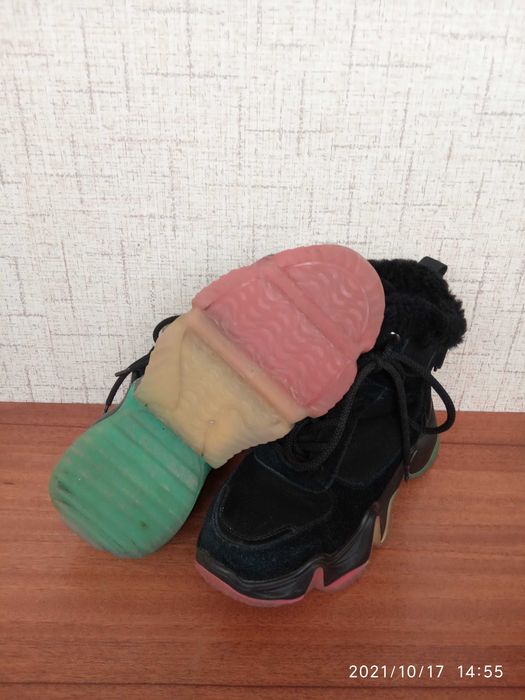 Теплые кроссовки, размер 37.