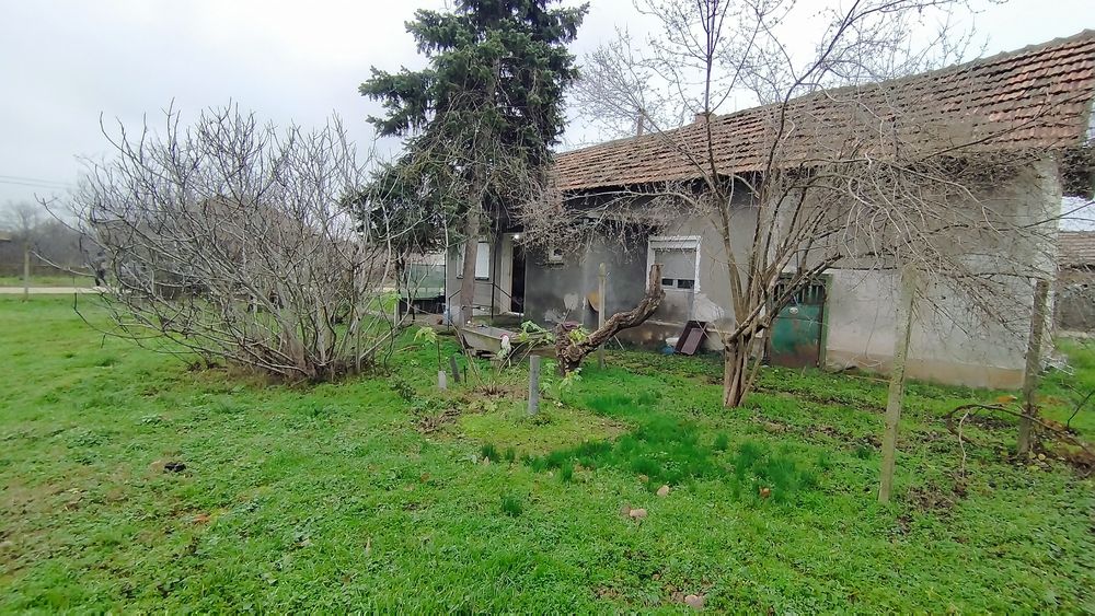 Къща с голям двор в село Брегаре