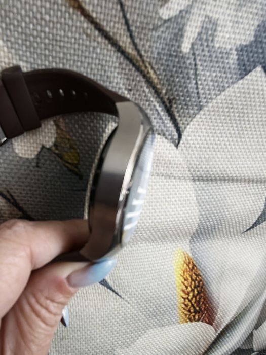 Huawei watch 5 .
