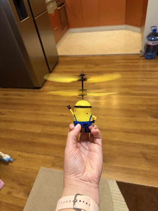 Играчка летящ миньон