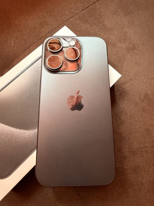 Продавам Iphone 15 pro 1tb