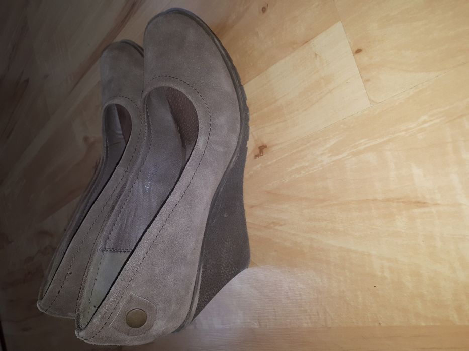 Два вида Обувки естествен велур и кожа