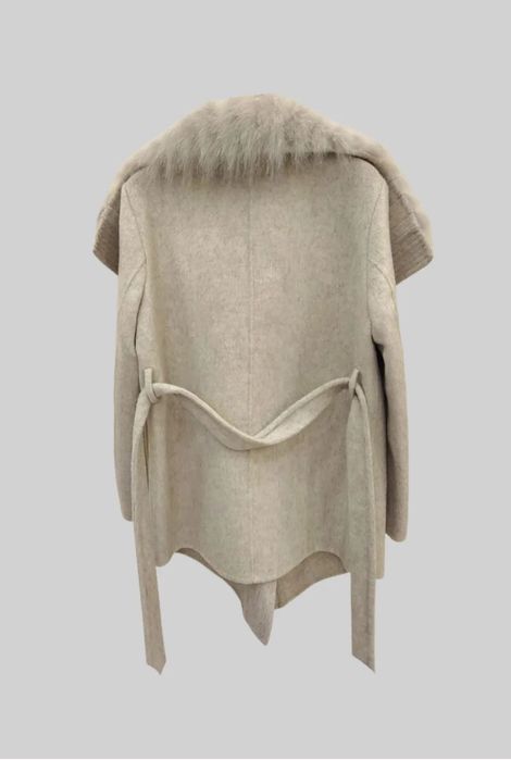 Палто с вълна и яка от естествен косъм