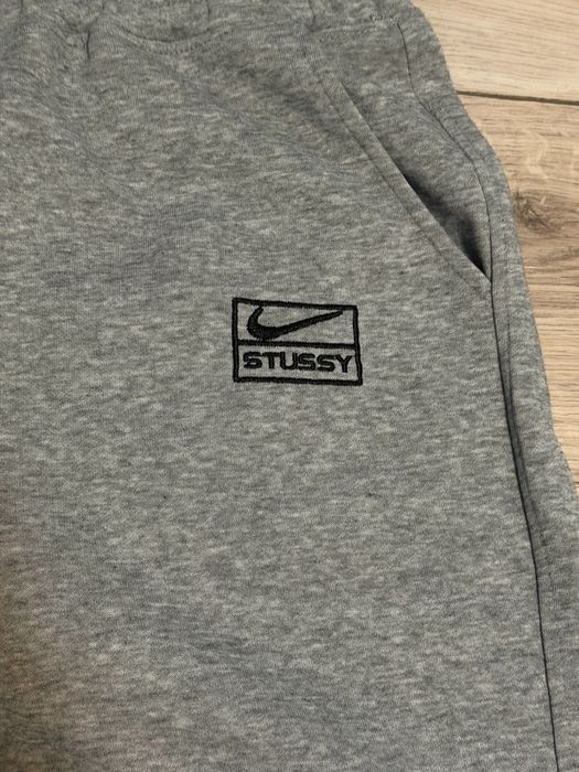 Pantaloni.  nike