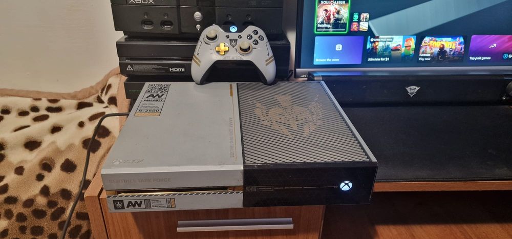 Vând Xbox One Call of Duty Edition