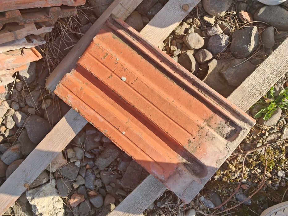 Vând tigla cu 4 colțuri