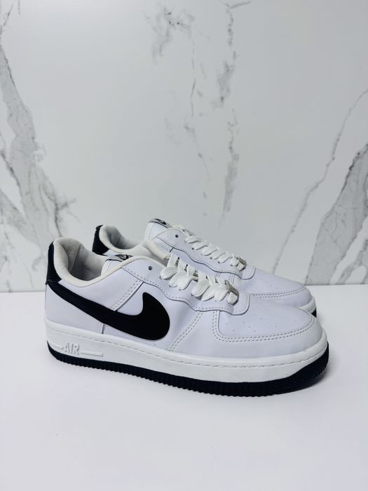 Nike albi cu talpa neagra