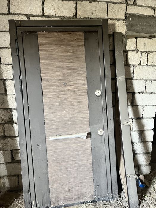 Жаңа үйден түскен, пайдаланбаған есік
