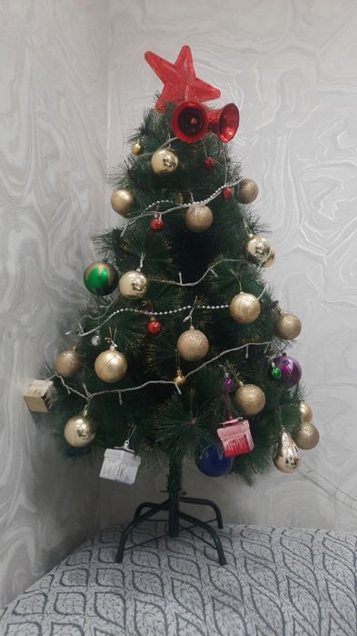 Ёлка с игрушками