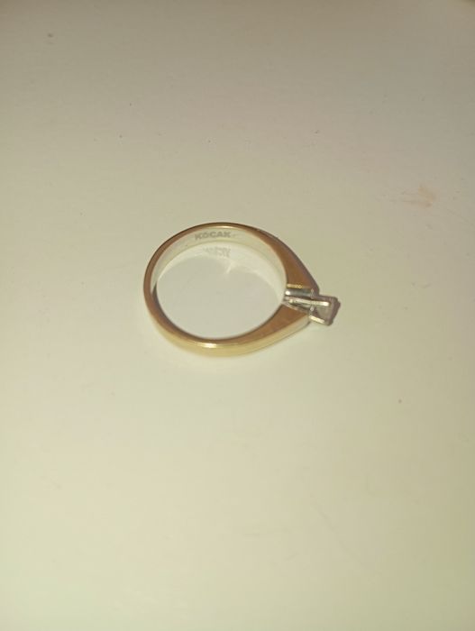 Златен пръстен с диамант