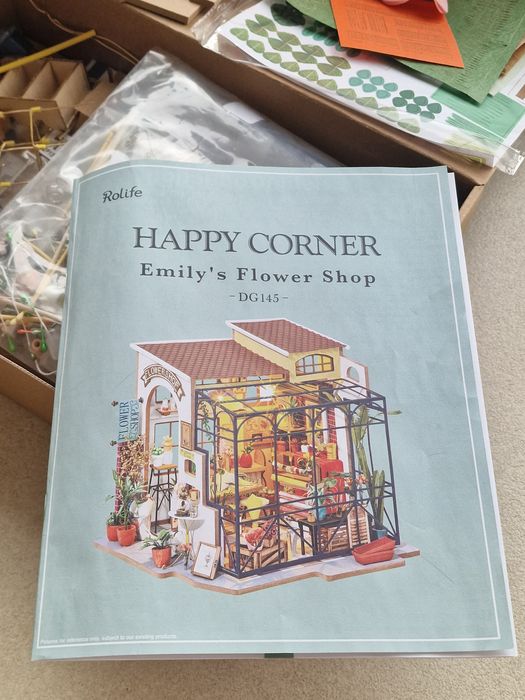 Комплектът за къщички за кукли Rolife DIY "Emily's Flower Shop"