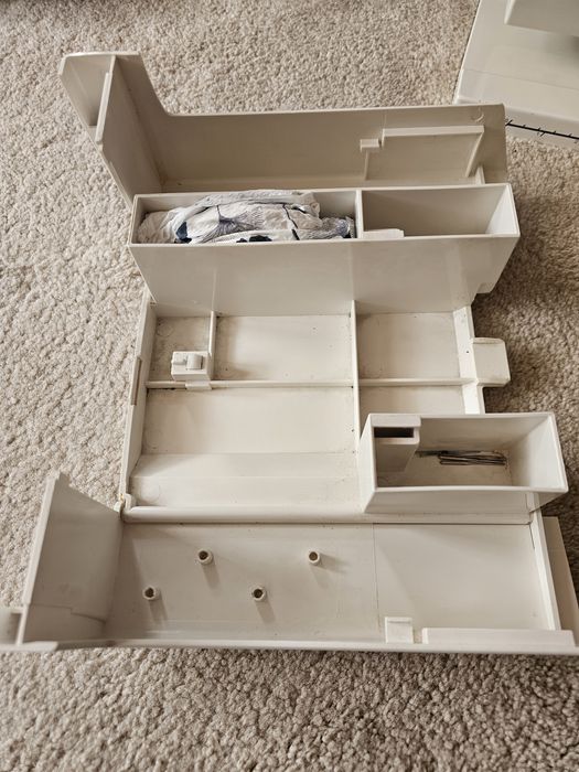 Електрическа портативна шевна машина.