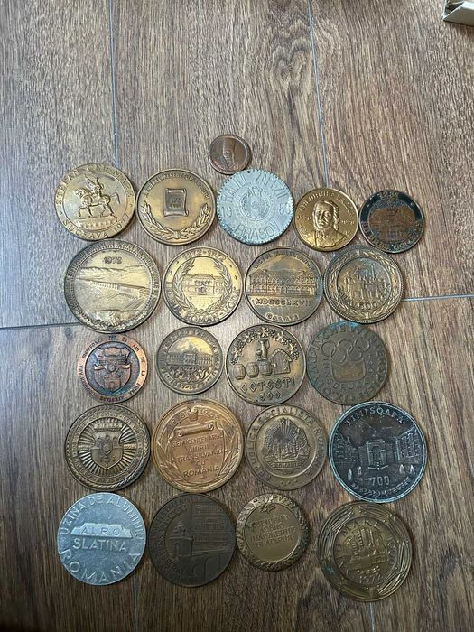Colecție de 22 de medalii și plachete comemorative vintage
