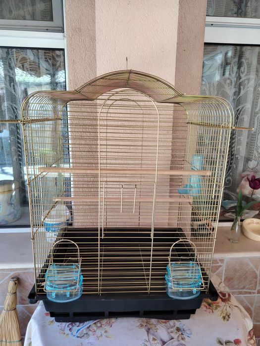 Клетки за папагали и разплодни воалиери за канарчета.