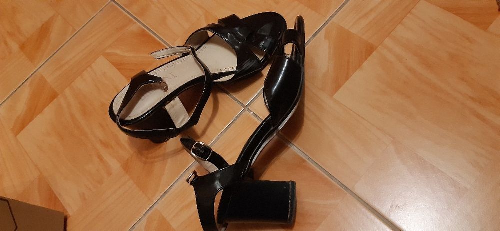 Срочно продам  босоножки