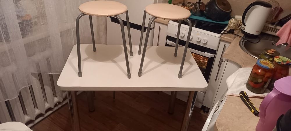 Продам стол кухонный