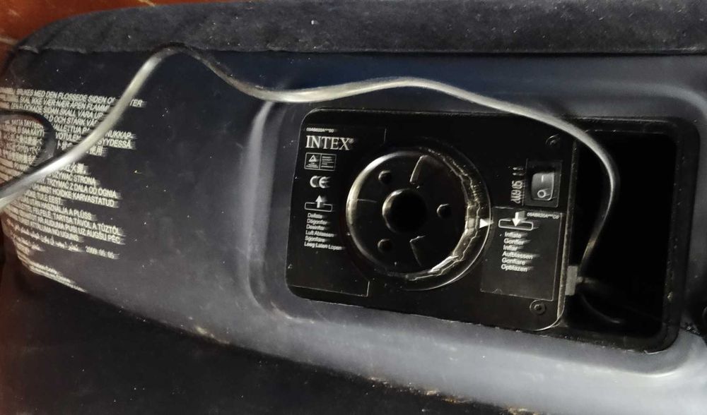 матрас Intex  со встроенным электронасосом