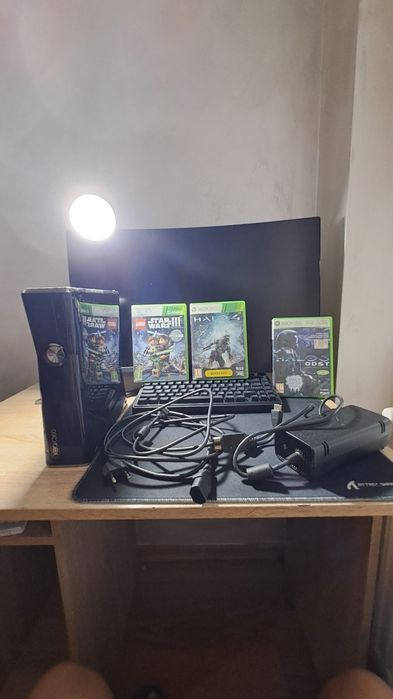Xbox 360 slim 2 controllere și 3 jocuri