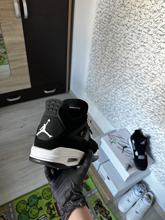 Jordan 4 white thunder
