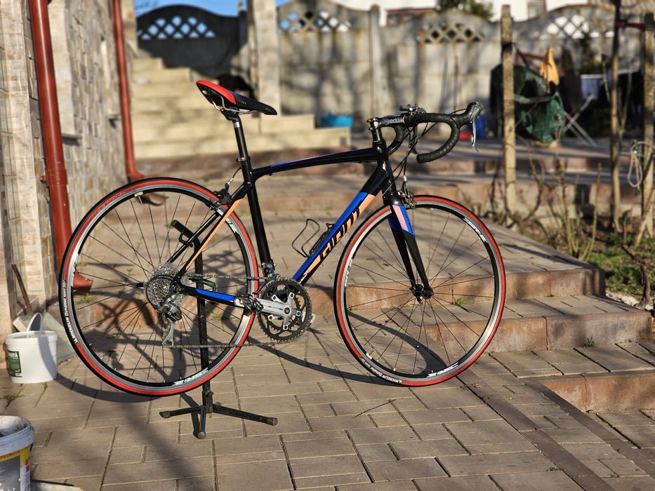 Cursiera Giant Contend, cadru aluminiu.