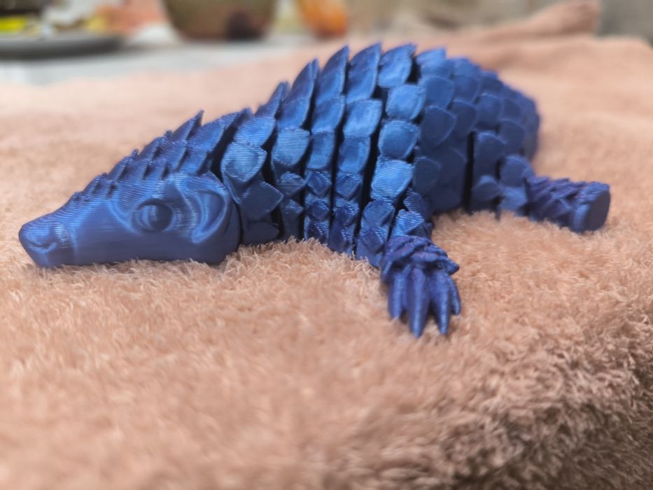 Продается гибкая игрушка панголин.