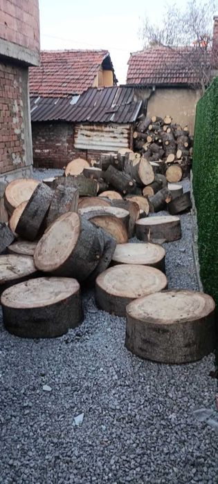 Продавам дърва около 13-15 кубика