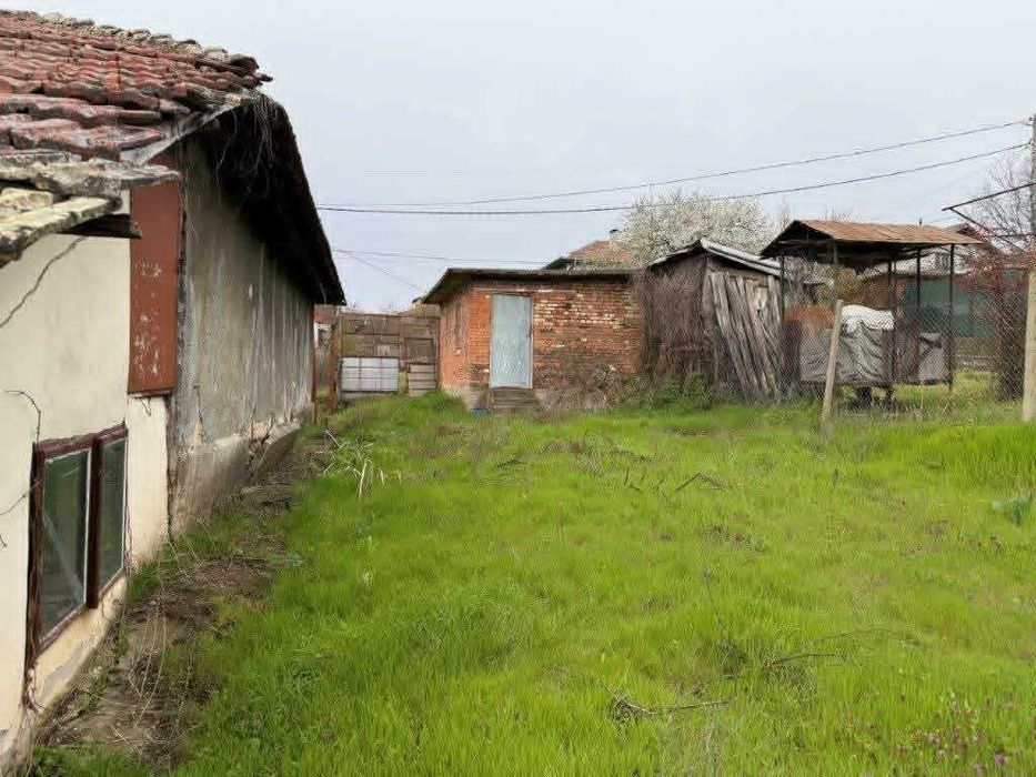 Продавам имот със сграда,гараж и парцел в с.Червена вода област Русе