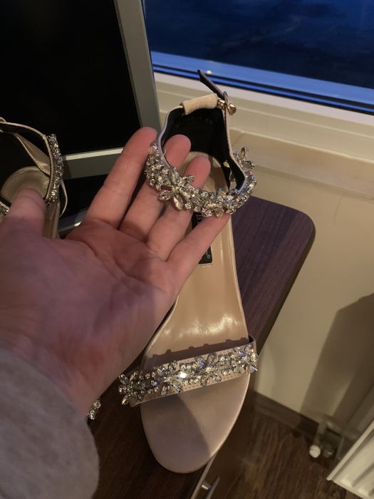 Sandale superbe cu strasuri in jurul gleznei