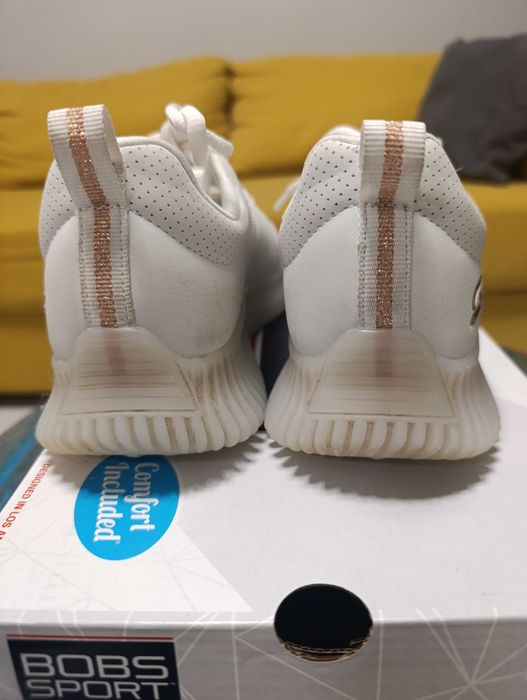 Продавам бели маратонки Skechers
