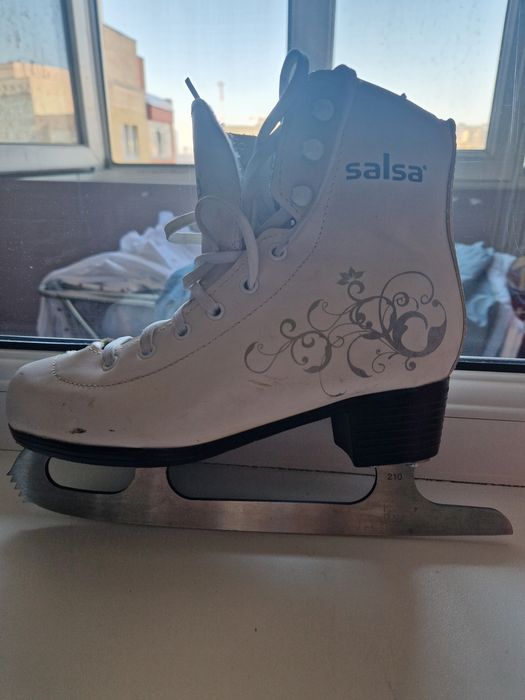 Коньки фигурные  продам
