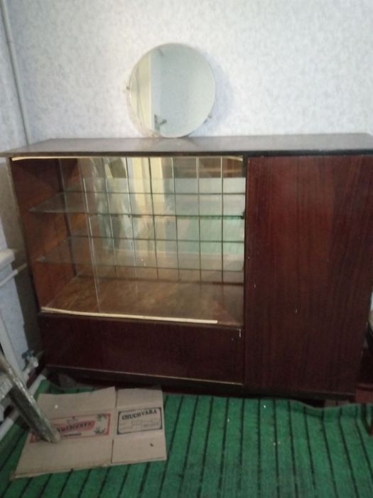 Продам стол со стульями и сервант