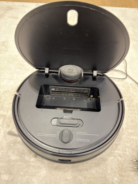 Продаю робот пылесос Mi robot