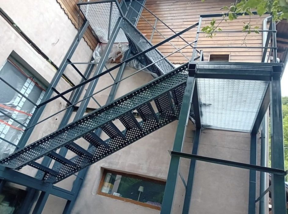 Scări metalice zincate