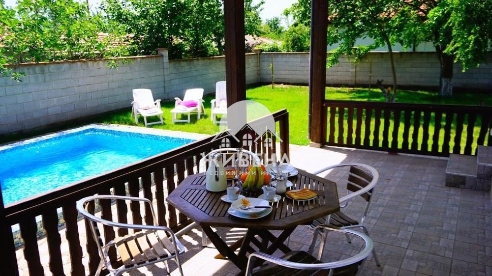 Продава къща с басейн, с.Соколово, обл. Добрич