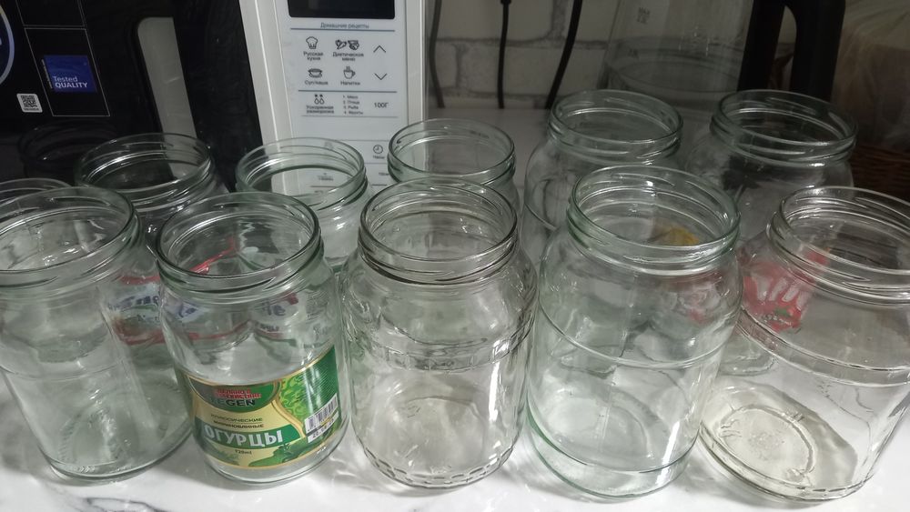 Стеклянные банки.