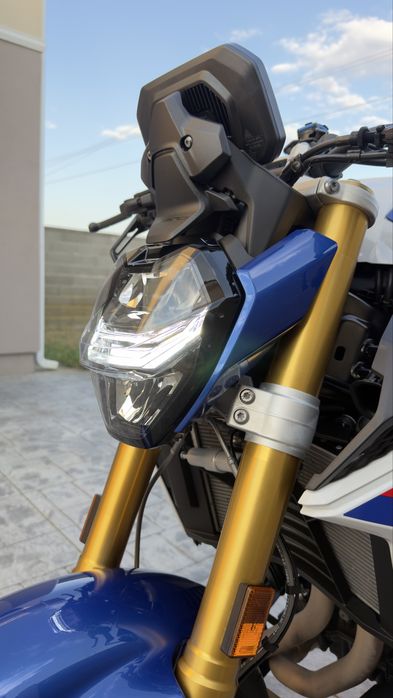 BMW F900R.
