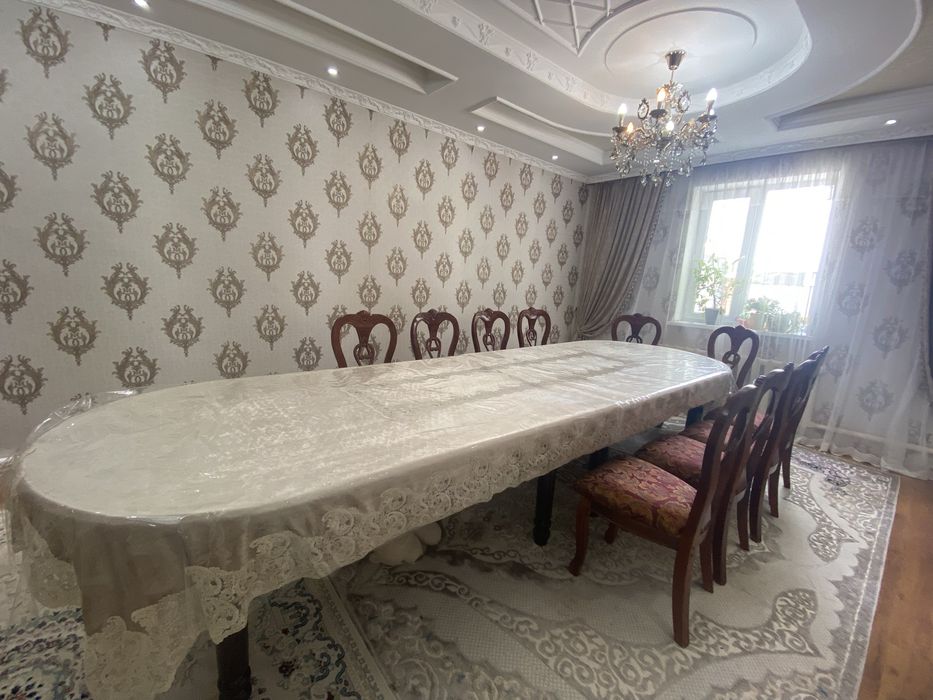 стол и стулья для гостинной