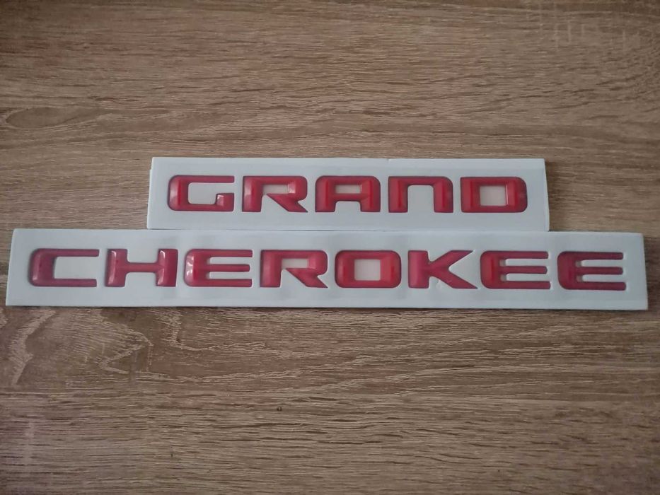 червен надпис Jeep Grand Cherokee