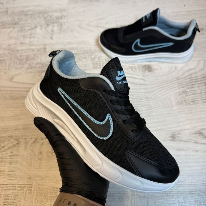 Adidași! Mărimi disponibile între 38-44.