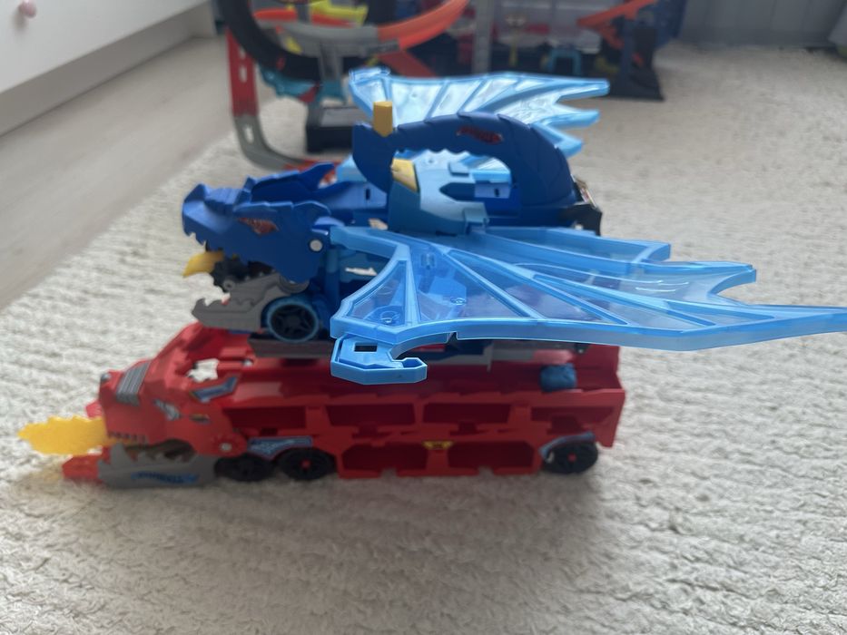 7 комплекта Hot Wheels – Ultimate Garage, T-Rex, дракони и писти