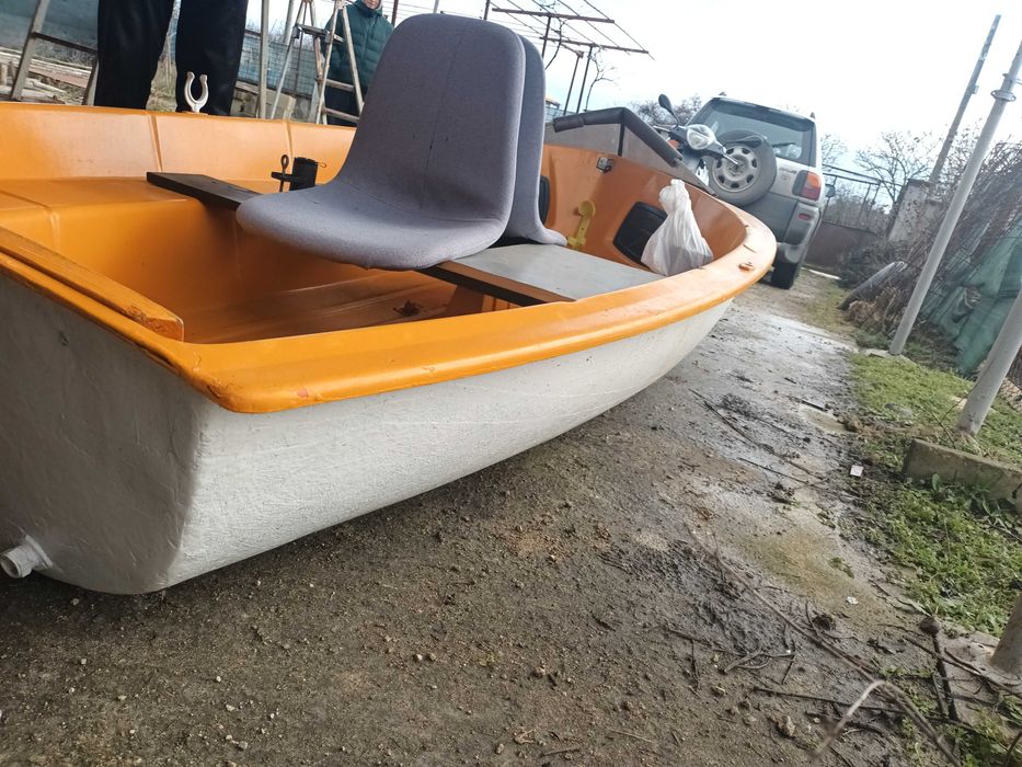 Продавам лодка от стъклопласт