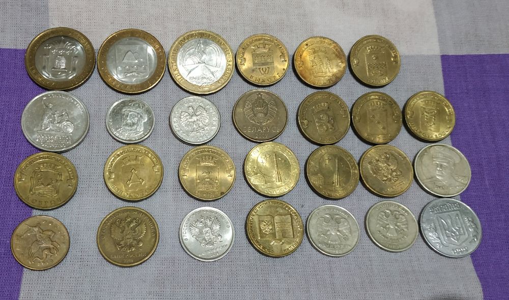 Разнообразные коллекционные монеты